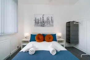 Free Parking - 2 Bedroom Flat - Image 3