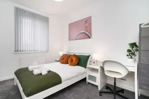 Free Parking - 2 Bedroom Flat - Image 5