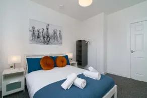 Free Parking - 2 Bedroom Flat - Image 2