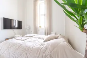 Stunning Loft with Lake View & Free Garage Parking - Image 3