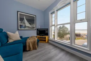 Merveilleux appartement adapté aux familles avec internet haut débit | Vue sur l'eau | À côté de la plage - Image 2