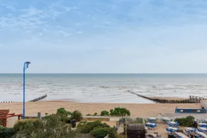 Merveilleux appartement adapté aux familles avec internet haut débit | Vue sur l'eau | À côté de la plage - Image 3