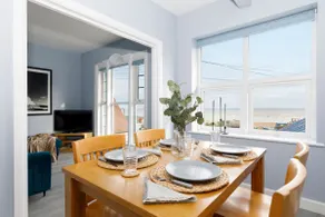 Merveilleux appartement adapté aux familles avec internet haut débit | Vue sur l'eau | À côté de la plage - Image 4