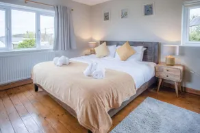 Hill House - 4 Bedroom Holiday Home - Llanrhidian - Image 5