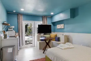 The Catalina - Upgraded Suite at Palmview Inn - Image 3