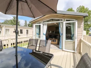 Paws & Paths: A 3-Bedroom Retreat in Fritton - Image 4