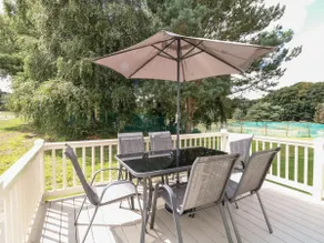 Paws & Paths: A 3-Bedroom Retreat in Fritton - Image 5