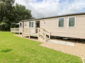 Paws & Paths: A 3-Bedroom Retreat in Fritton - Image 2