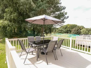 Paws & Paths: A 3-Bedroom Retreat in Fritton - Image 3
