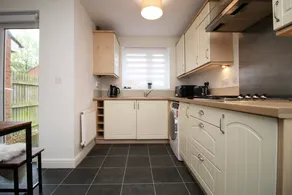 Cohost Partners Spacious 5-Bed Home in Newport - Image 5