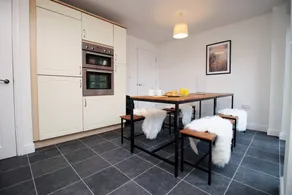 Cohost Partners Spacious 5-Bed Home in Newport - Image 2