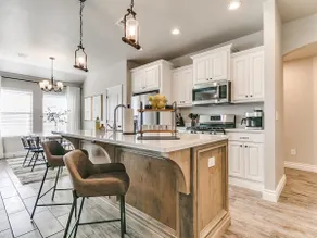 Excellent new home in wonderful neighborhood - Image 2