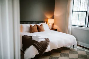 Chic 2BR Cabin D by MHM Luxury Properties - Image 3