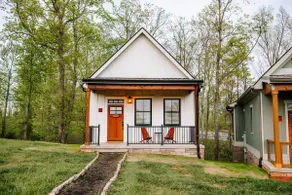 Chic 2BR Cabin D by MHM Luxury Properties - Image 5