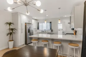Pet Friendly, Modern, Mins to Retro Row & Beach - Image 2