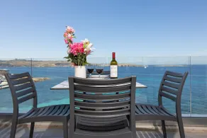 Ivory Suite seafront with views!- Fl 9 by Homely - Image 2