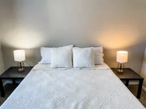10 Min to Downtown - Pet-friendly, TV with Parking - Image 4