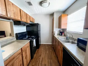 10 Min to Downtown - Pet-friendly, TV with Parking - Image 5