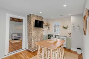 Remodeled 3bd, Marble Bathrooms, 150ft to King St! - Image 2