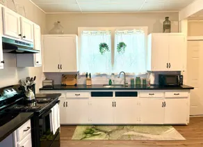 Bright & Airy 2BR 1BA Home Near The Riverfront - Image 5