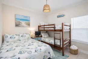 * EZ to Beach Sleeps Many * Very Clean * Pool - Image 4