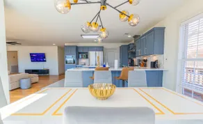 Modern Lakeside Retreat - Image 2