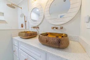 Modern Lakeside Retreat - Image 3