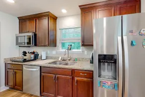 Inviting waterfront cottage with balcony, firepit, marsh views, & washer/dryer - Image 4