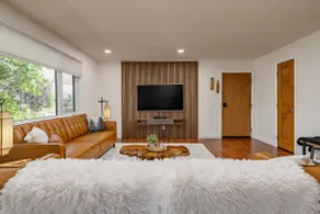 Artistic downtown 2br king bed - Image 2