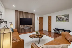 Artistic downtown 2br king bed - Image 3