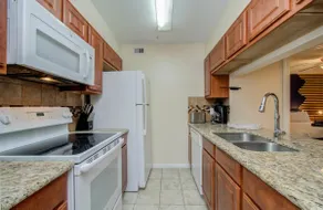 3 Bedrooms Spacious Central Condo w Pool - Image 3