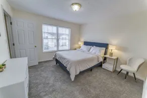 Peaceful Apartment with Pool, Gym and Laundry - Image 4