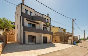 3 Bedroom Cozy Apartment In Prizna - Image 2