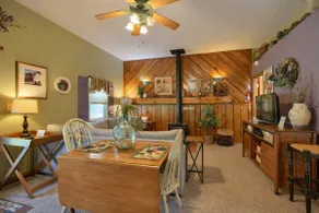 Carp's Cabin: 2 Bedroom Farmhouse Bungalow - Image 3