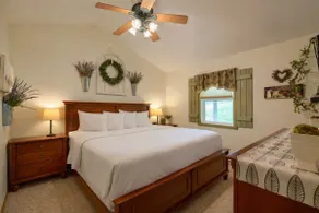 Carp's Cabin: 2 Bedroom Farmhouse Bungalow - Image 5
