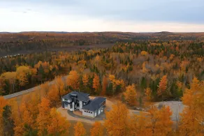 Luxury 4BR Muskoka Cottage w/ Fiber WiFi & Views - Image 2