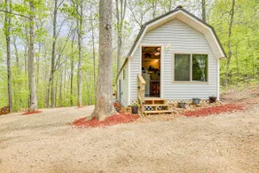 Mtn-View Cabin w/ Deck & Fire Pit in Des Arc! - Image 2