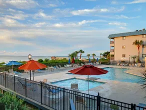 Cozy Beach and Racquet Condo | Heated Pool Access - Image 2
