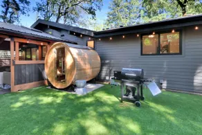 Family-Friendly Luxe Home with Sauna - mins to UO - Image 5