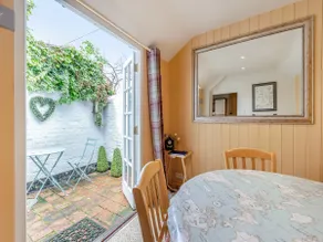 Beautiful Stamford Townhouse with River Views - Image 5