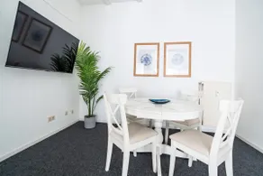 Bright 2-room apartment with roof terrace - Image 4