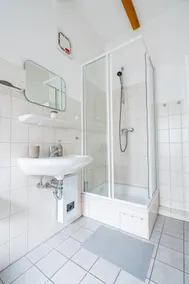 Bright 2-room apartment with roof terrace - Image 3