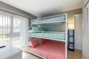 2BR Home with beach gear, dog-friendly - Image 5