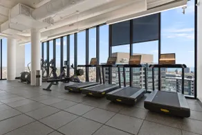Lincoln Park Getaway: Skyline Views & Luxury - Image 4