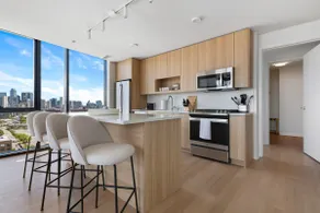 Lincoln Park Getaway: Skyline Views & Luxury - Image 2