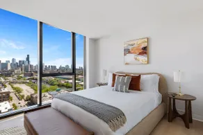 Lincoln Park Getaway: Skyline Views & Luxury - Image 3