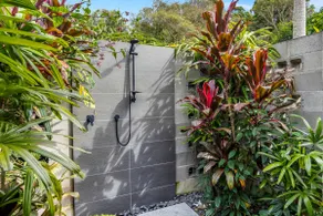 Trendy 2-Bed Home with Outdoor Entertainment - Image 5