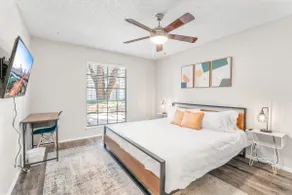 SoCo 2BR warm suite, king bed, fast WiFi w/ pool - Image 3