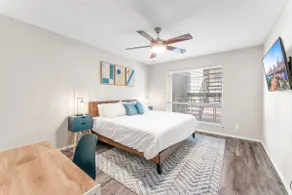 SoCo 2BR warm suite, king bed, fast WiFi w/ pool - Image 4