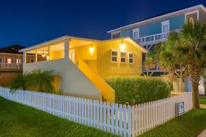 * 4 bedroom 2 Level Home * 50 yards from Beach - Image 2